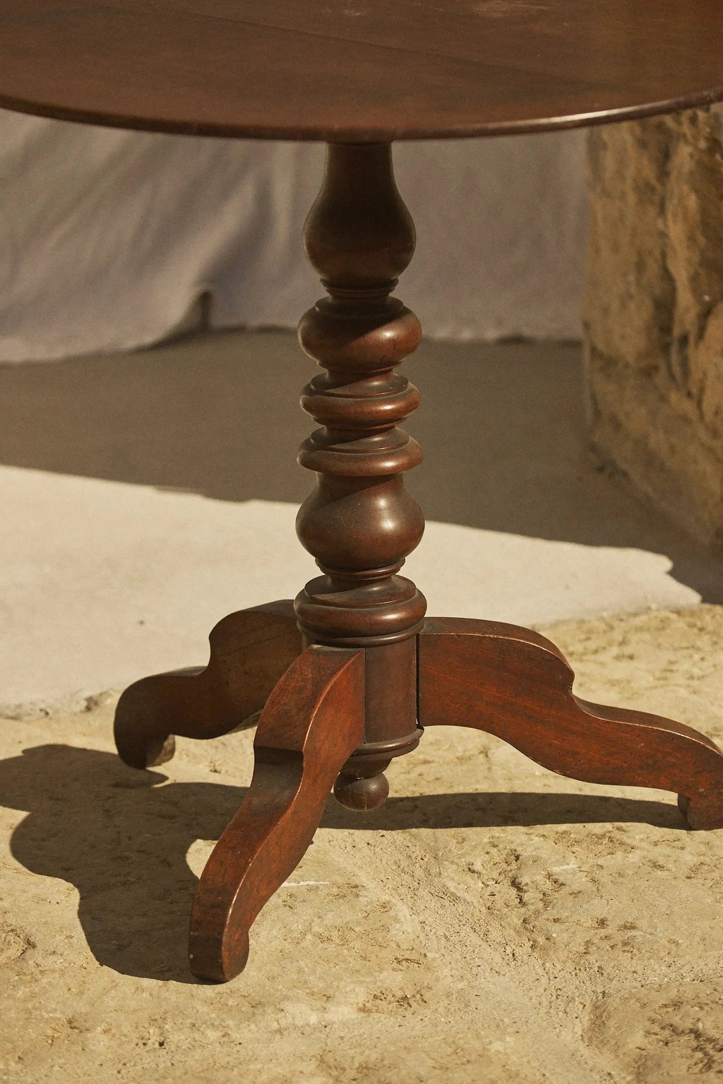 Table guéridon d’appoint en noyer