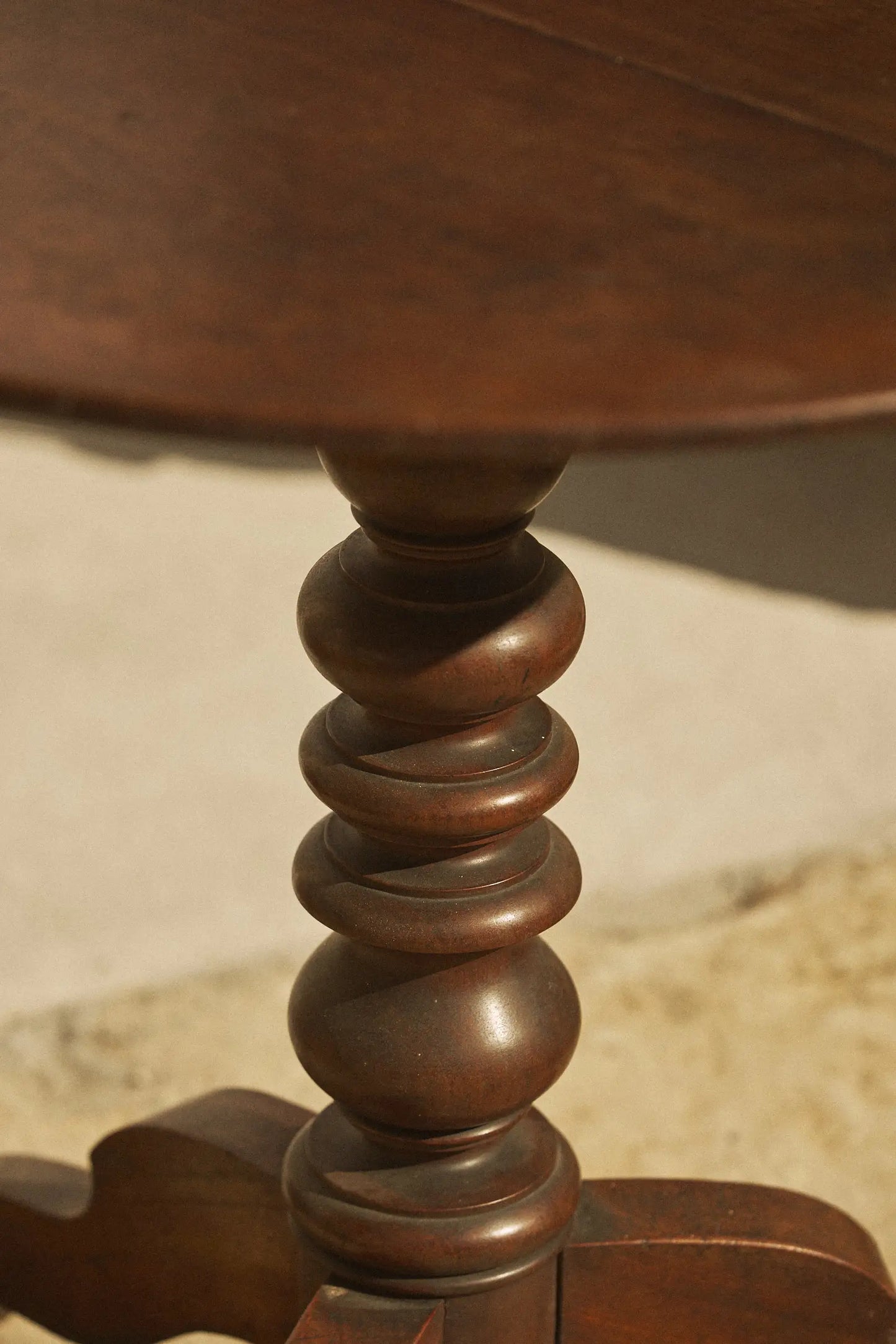 Table guéridon d’appoint en noyer