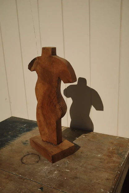 Sculpture de corps de femme en bois
