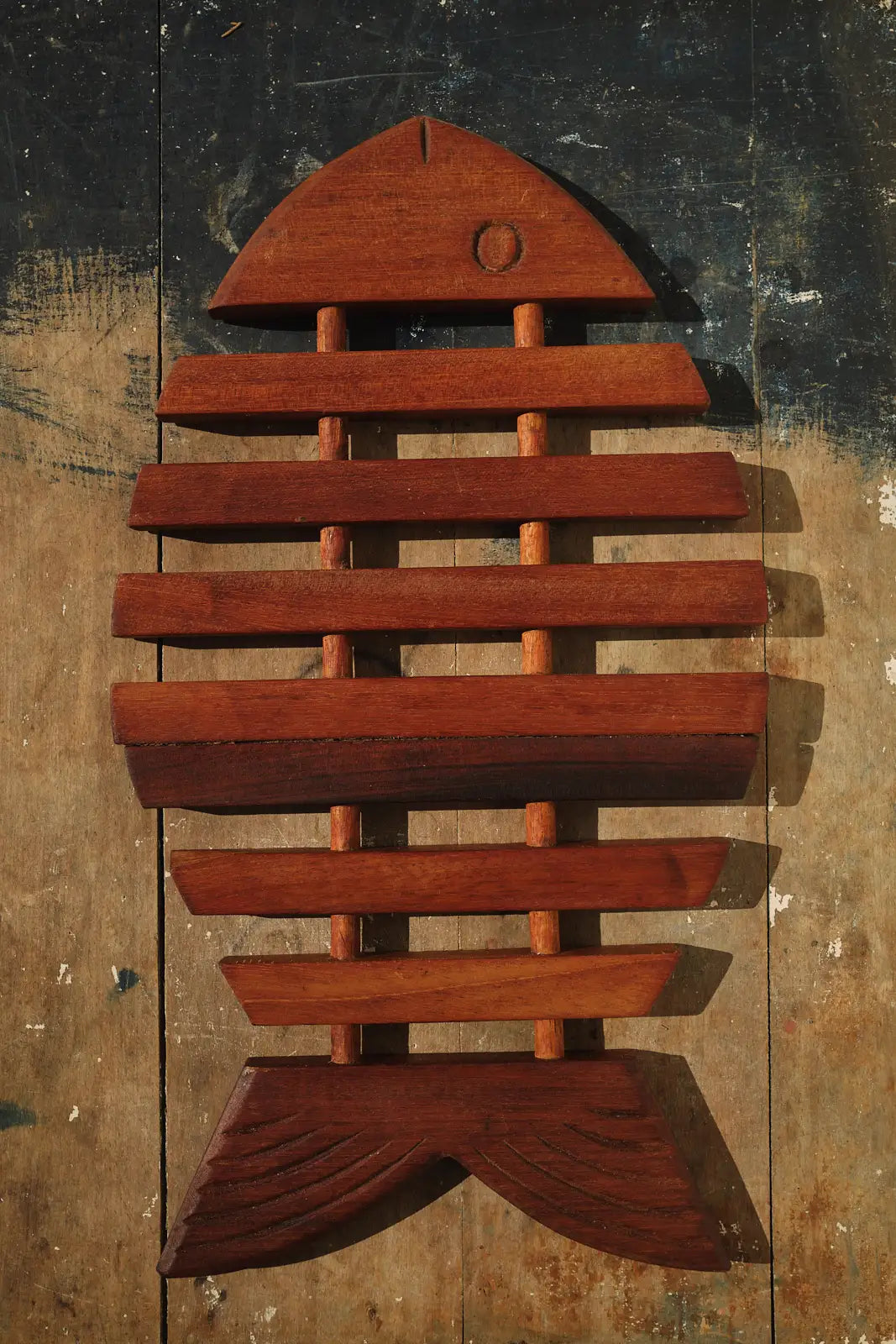 Grand dessous de plat poisson en bois