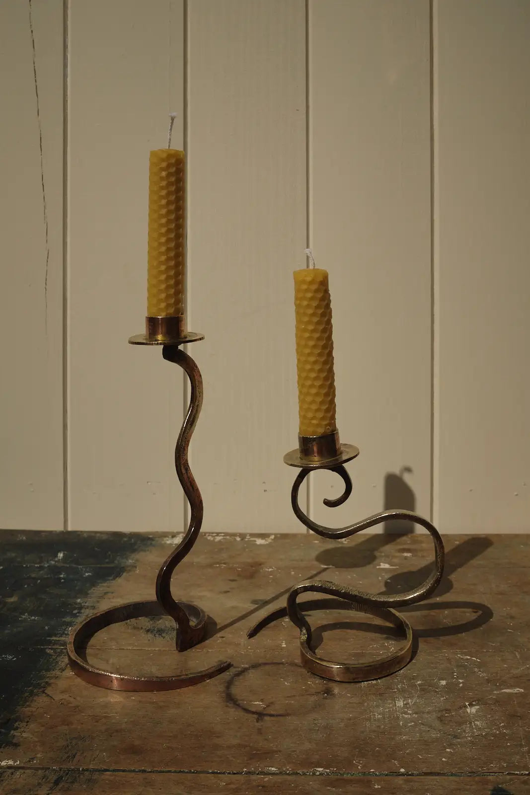 Paire de bougeoirs torsadés
