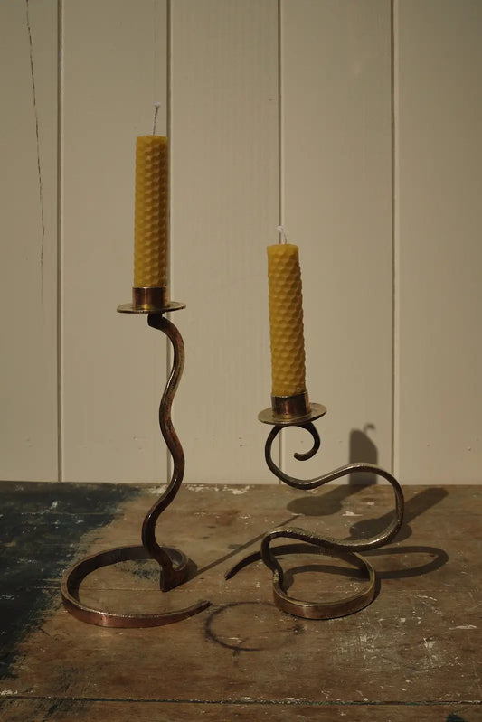 Paire de bougeoirs torsadés