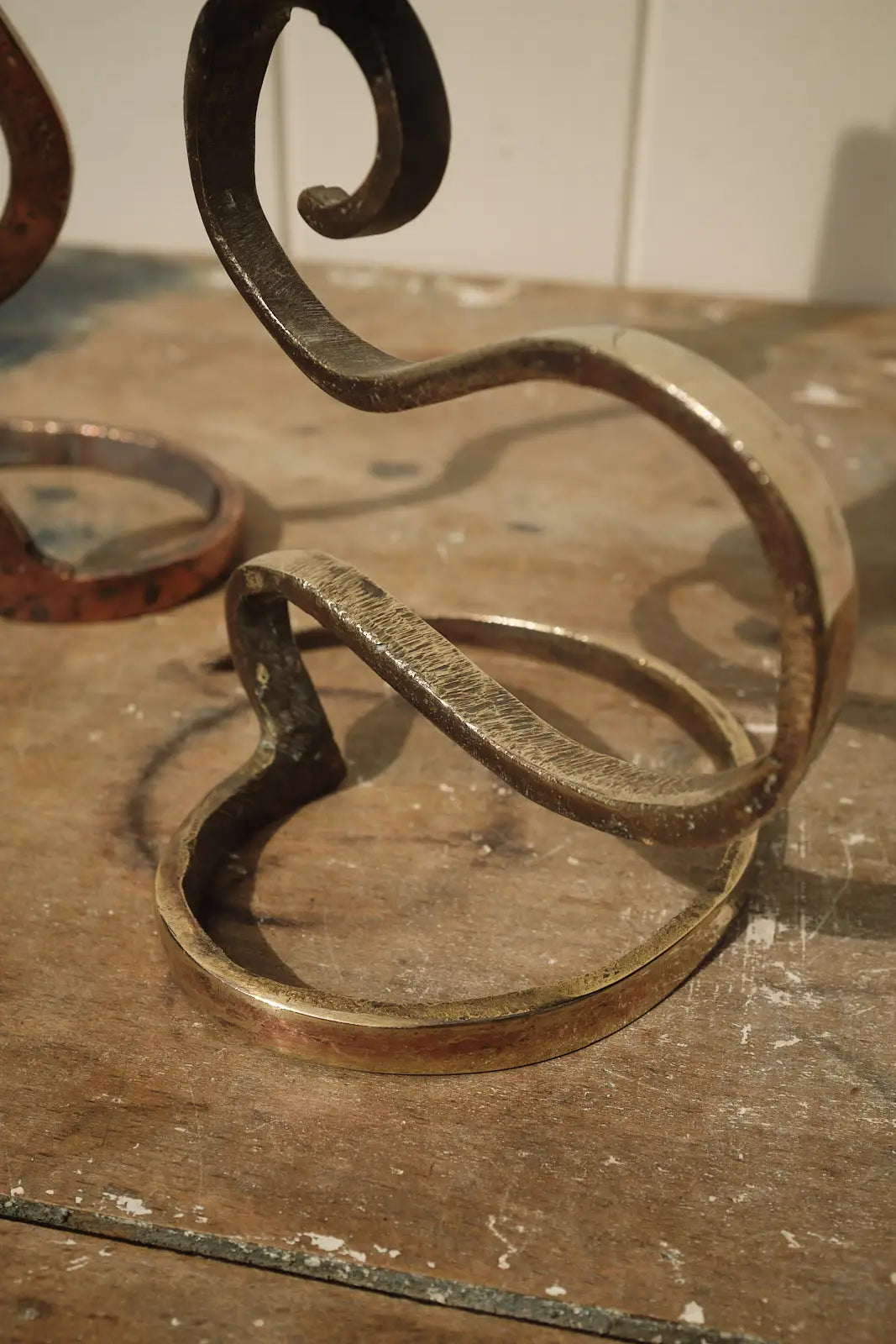 Paire de bougeoirs torsadés