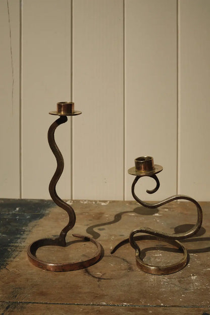 Paire de bougeoirs torsadés