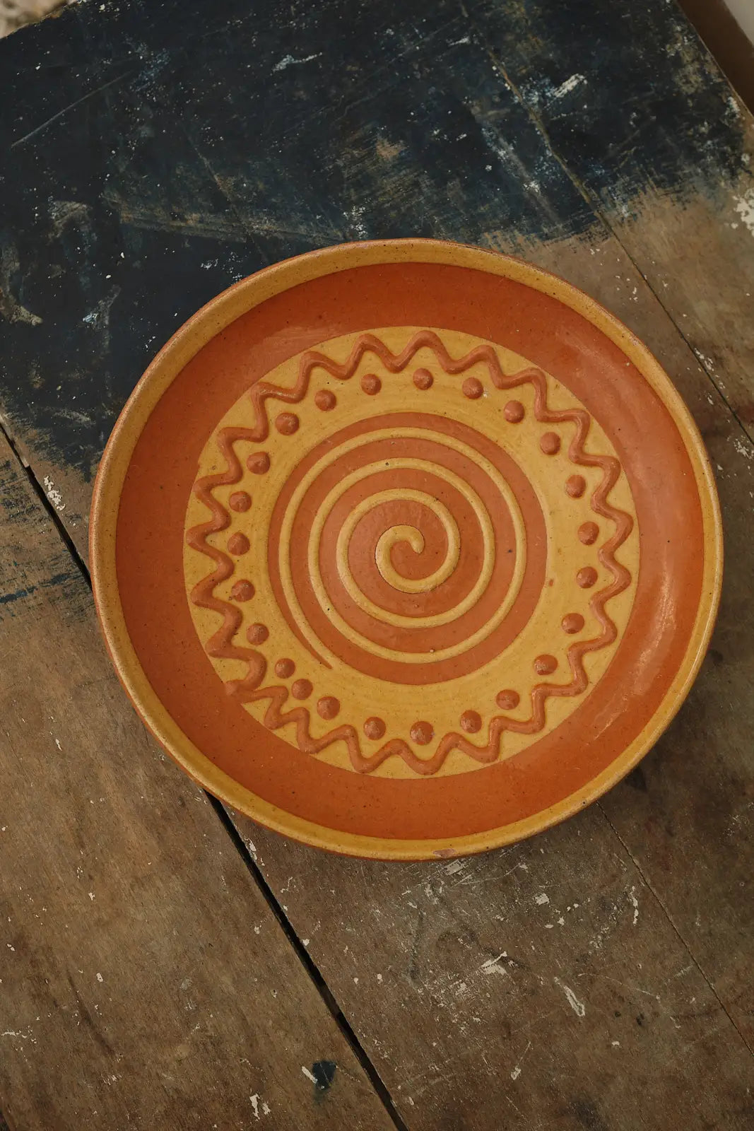 Assiettes jaunes décoratives