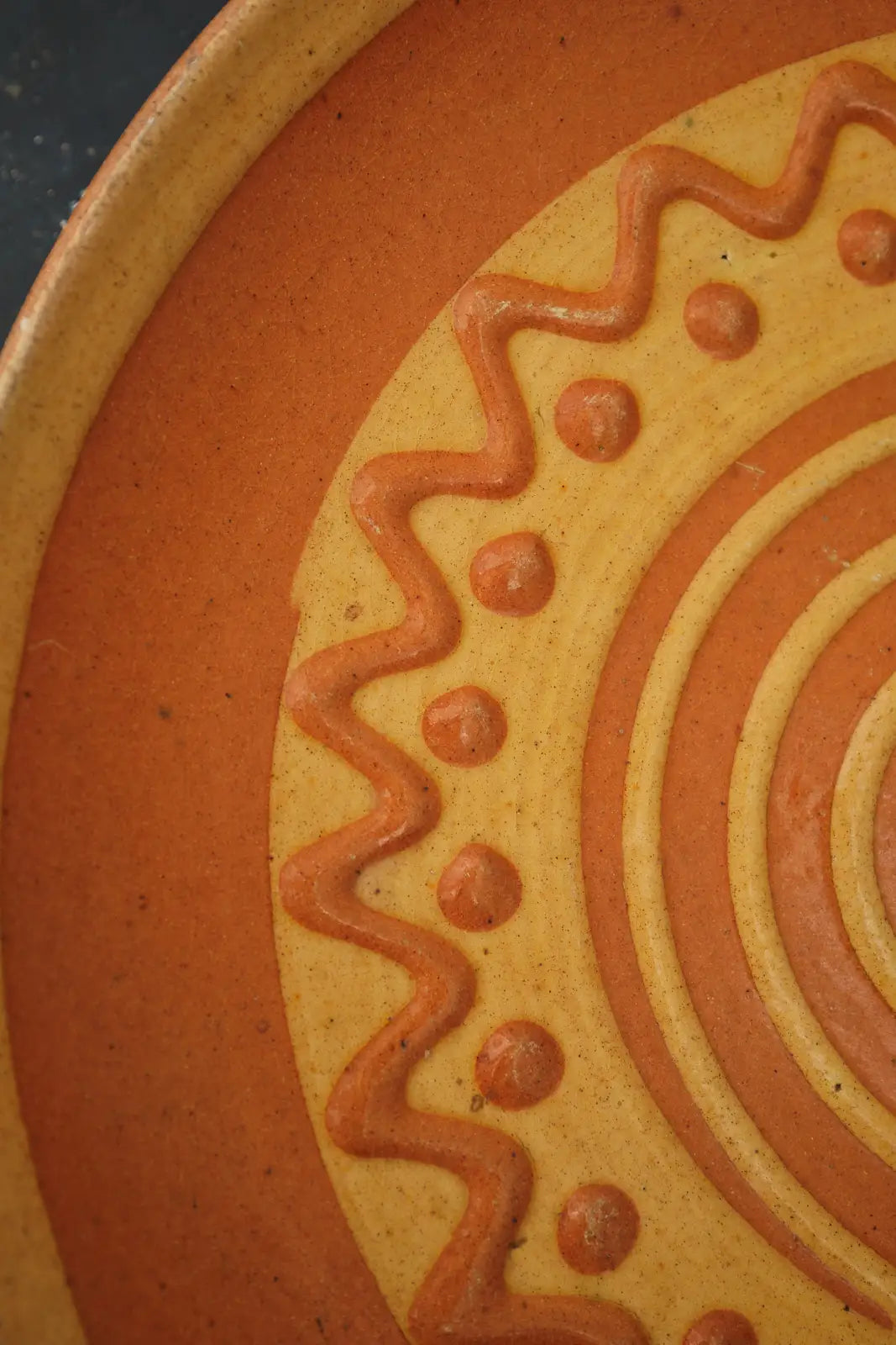 Assiettes jaunes décoratives
