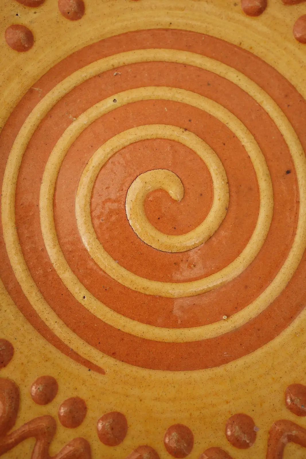 Assiettes jaunes décoratives