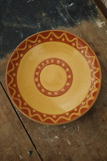 Assiettes jaunes décoratives