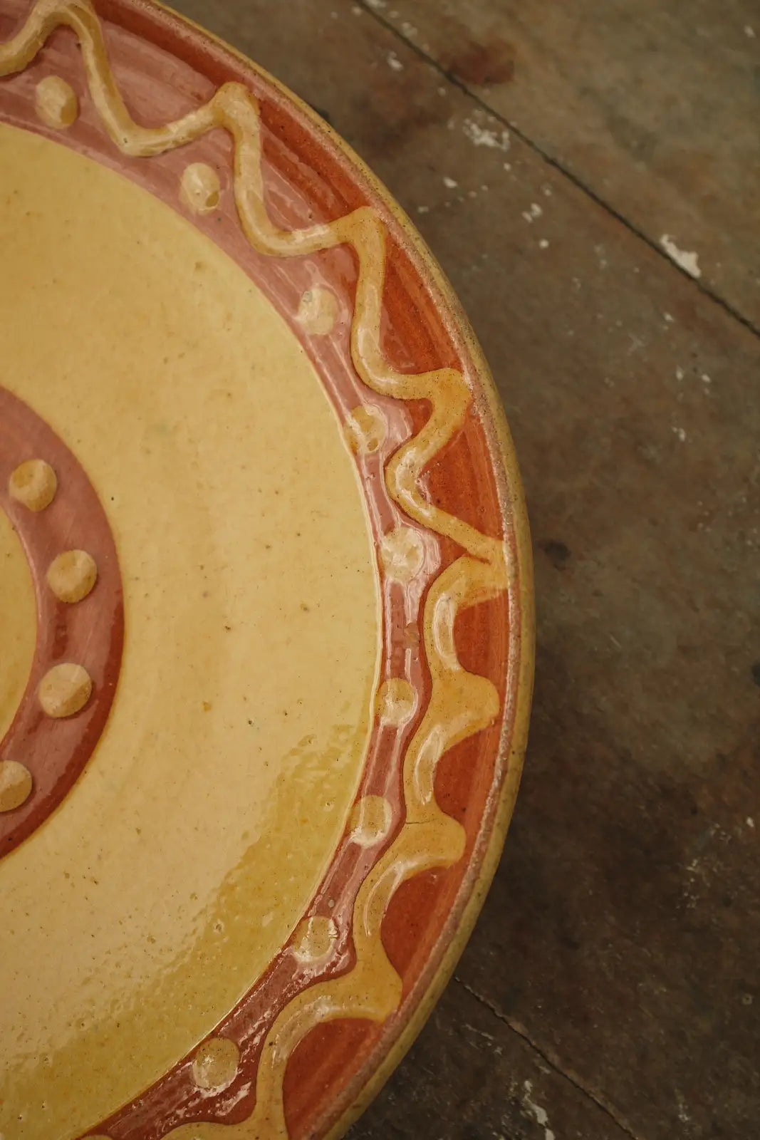 Assiettes jaunes décoratives