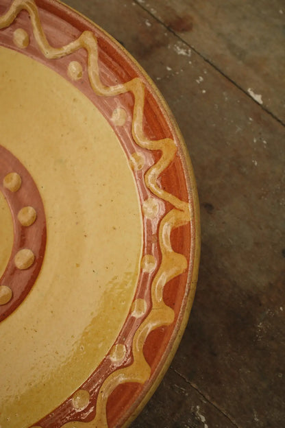 Assiettes jaunes décoratives