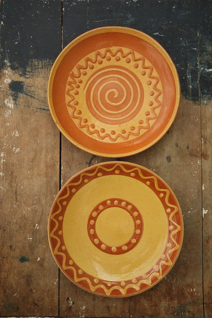 Assiettes jaunes décoratives