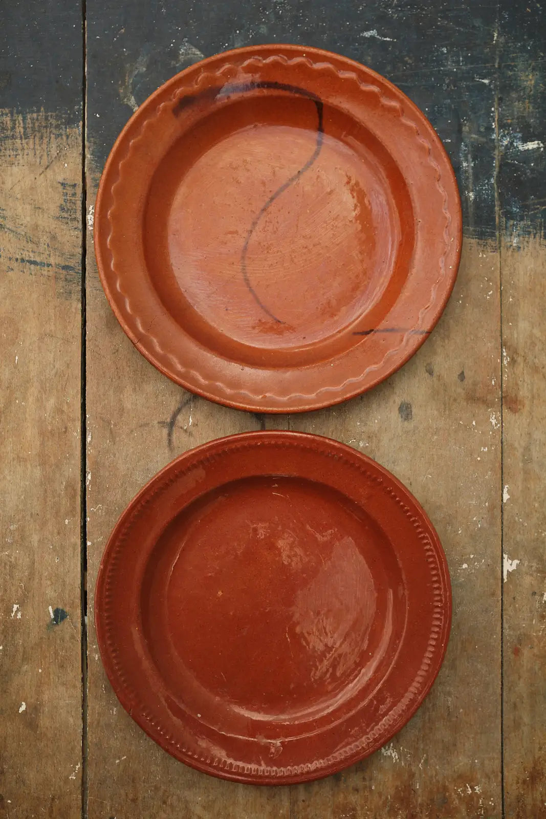 Paire de petites assiettes marrons