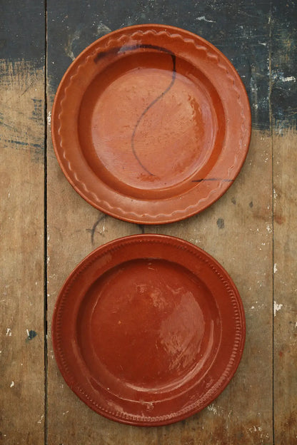 Paire de petites assiettes marrons