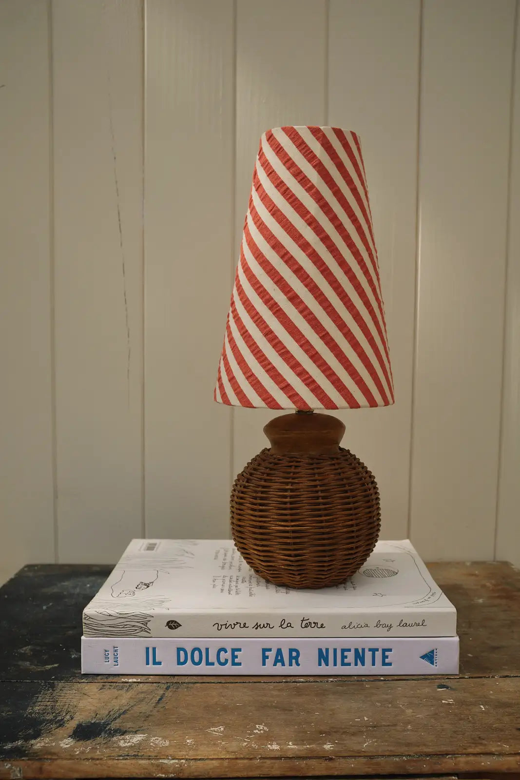 Lampe en osier et abat jour rayé