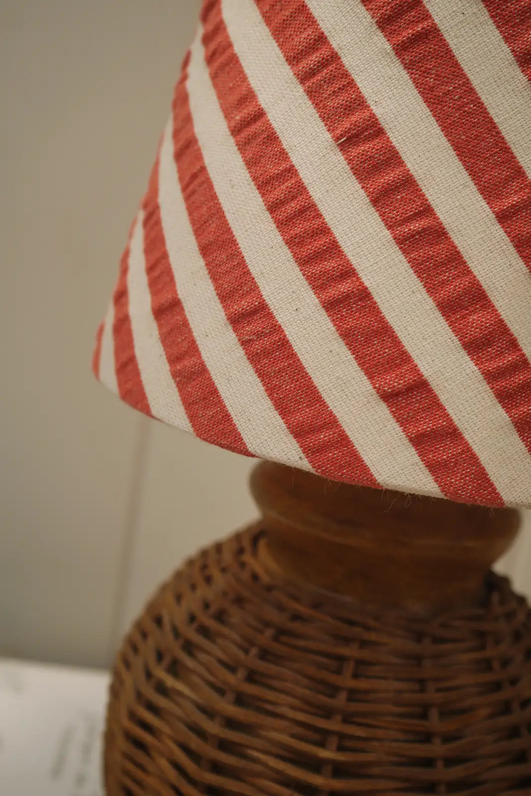 Lampe en osier et abat jour rayé
