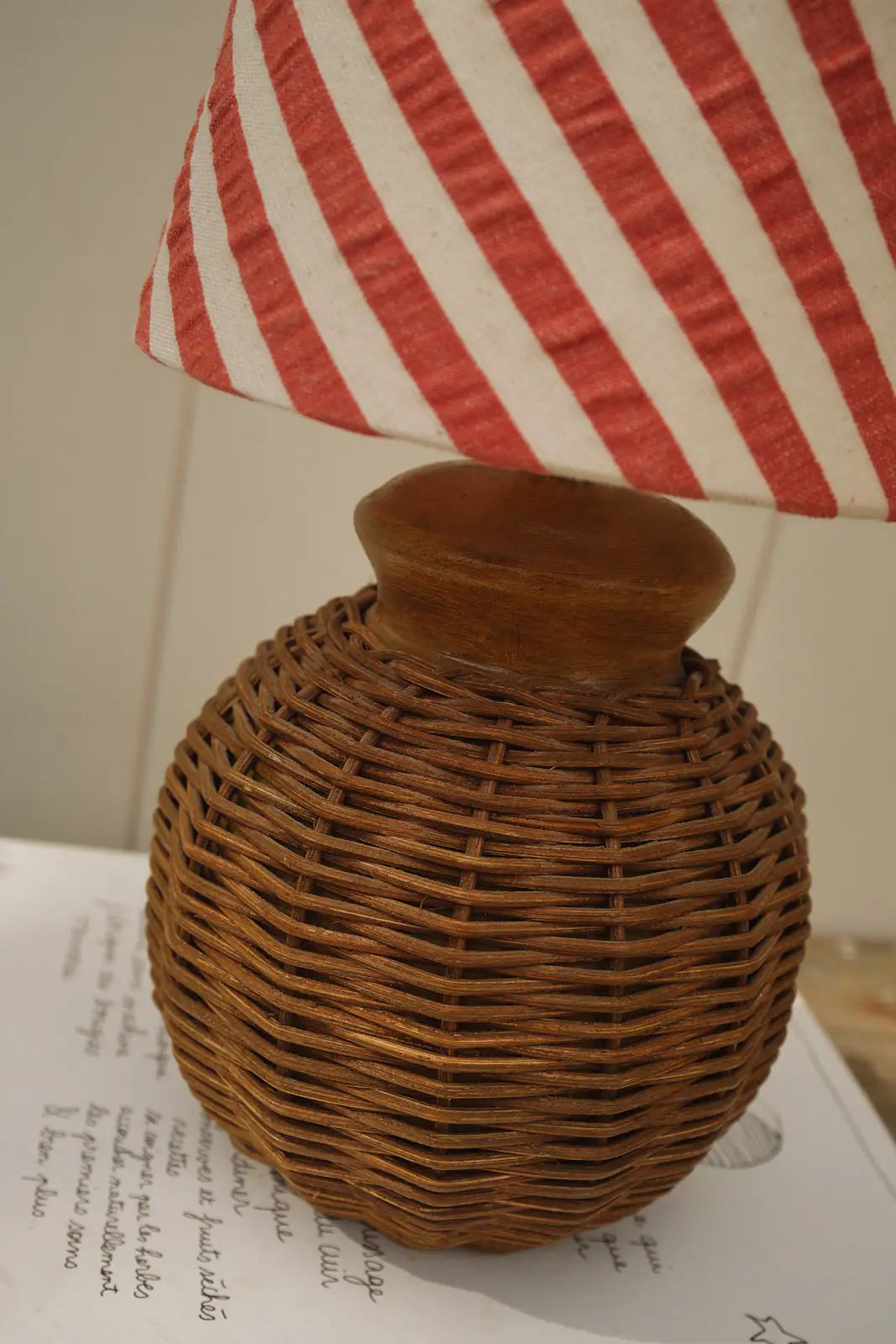 Lampe en osier et abat jour rayé