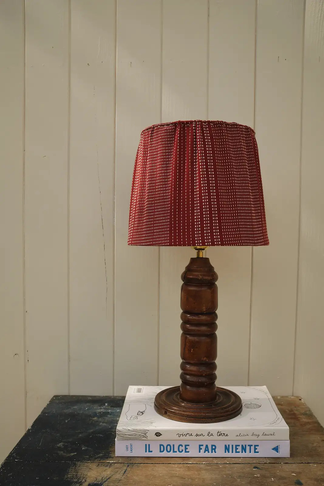 Lampe en bois et tissu brodé