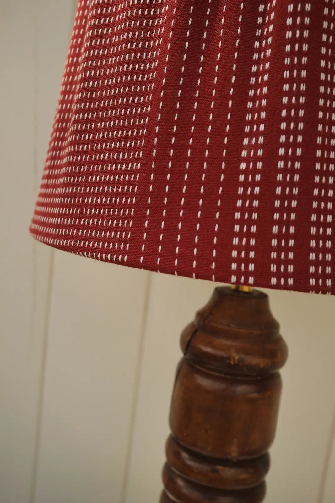 Lampe en bois et tissu brodé