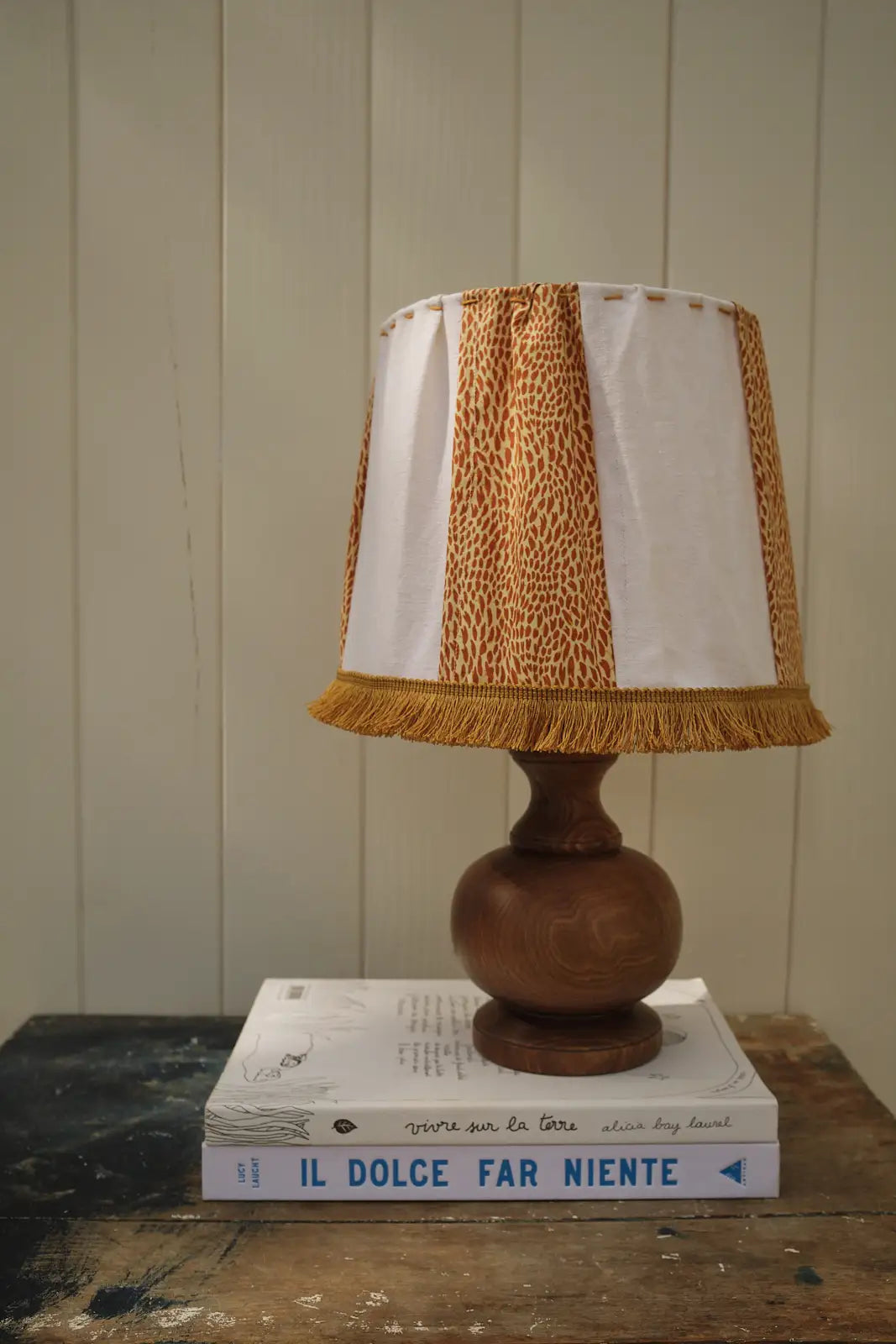 Lampe en bois et tissu moucheté