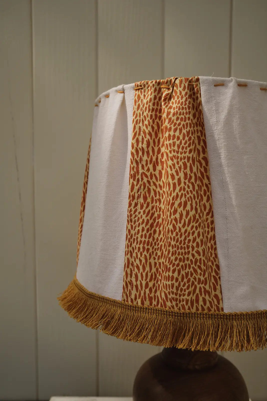 Lampe en bois et tissu moucheté