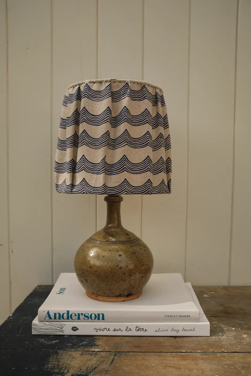 Lampe en grès abat jour vagues