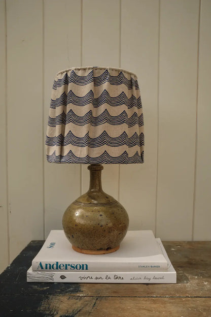 Lampe en grès abat jour vagues