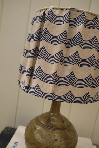 Lampe en grès abat jour vagues