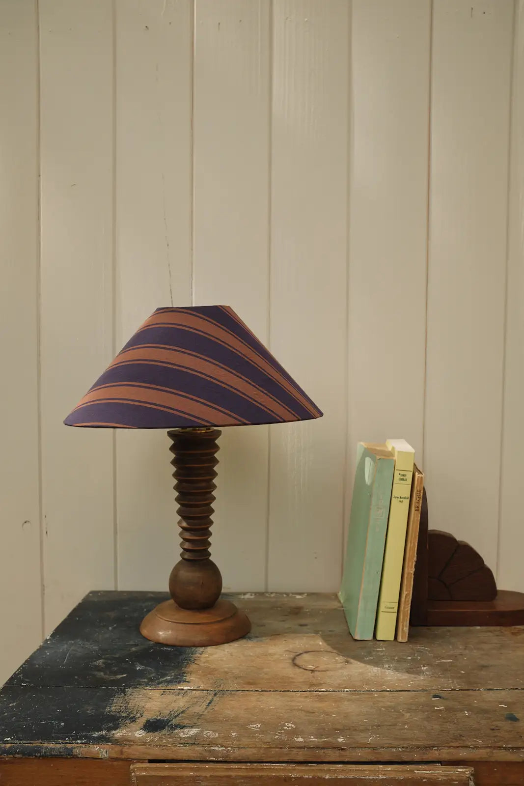 Lampe en bois tourné dans le style Charles Dudouyt