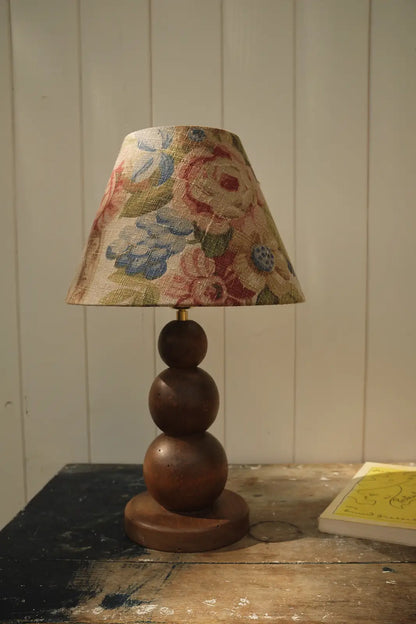 Lampe en bois tourné et abat jour fleuri