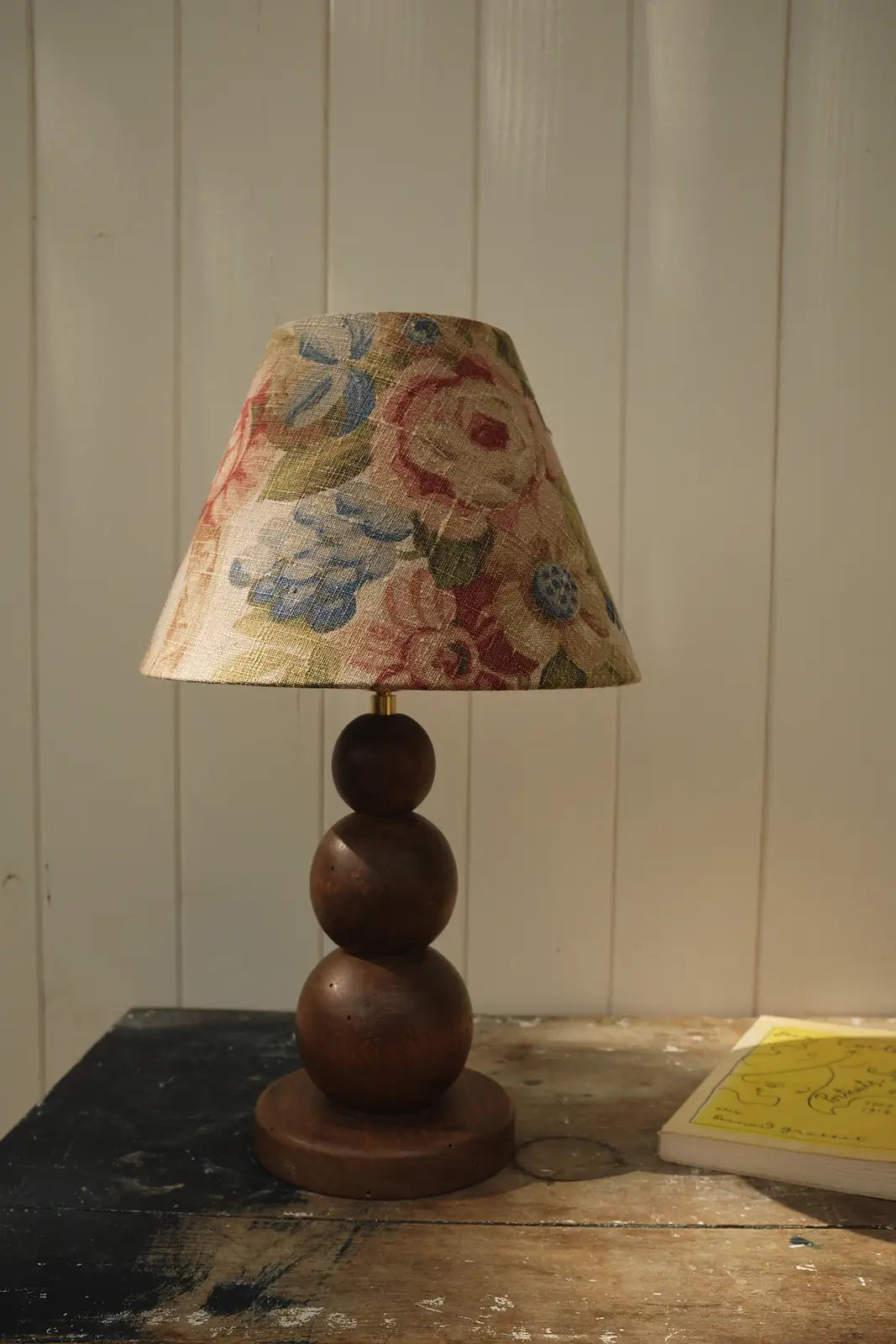 Lampe en bois tourné et abat jour fleuri