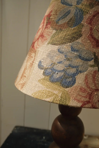 Lampe en bois tourné et abat jour fleuri