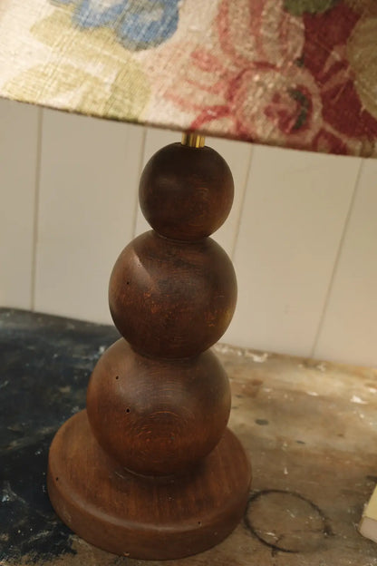 Lampe en bois tourné et abat jour fleuri