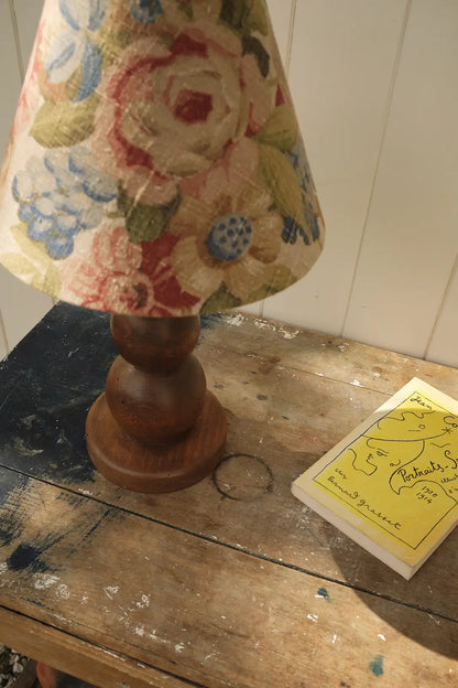 Lampe en bois tourné et abat jour fleuri