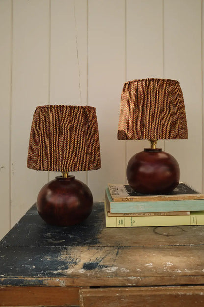 Paire de lampes pied boule en bois