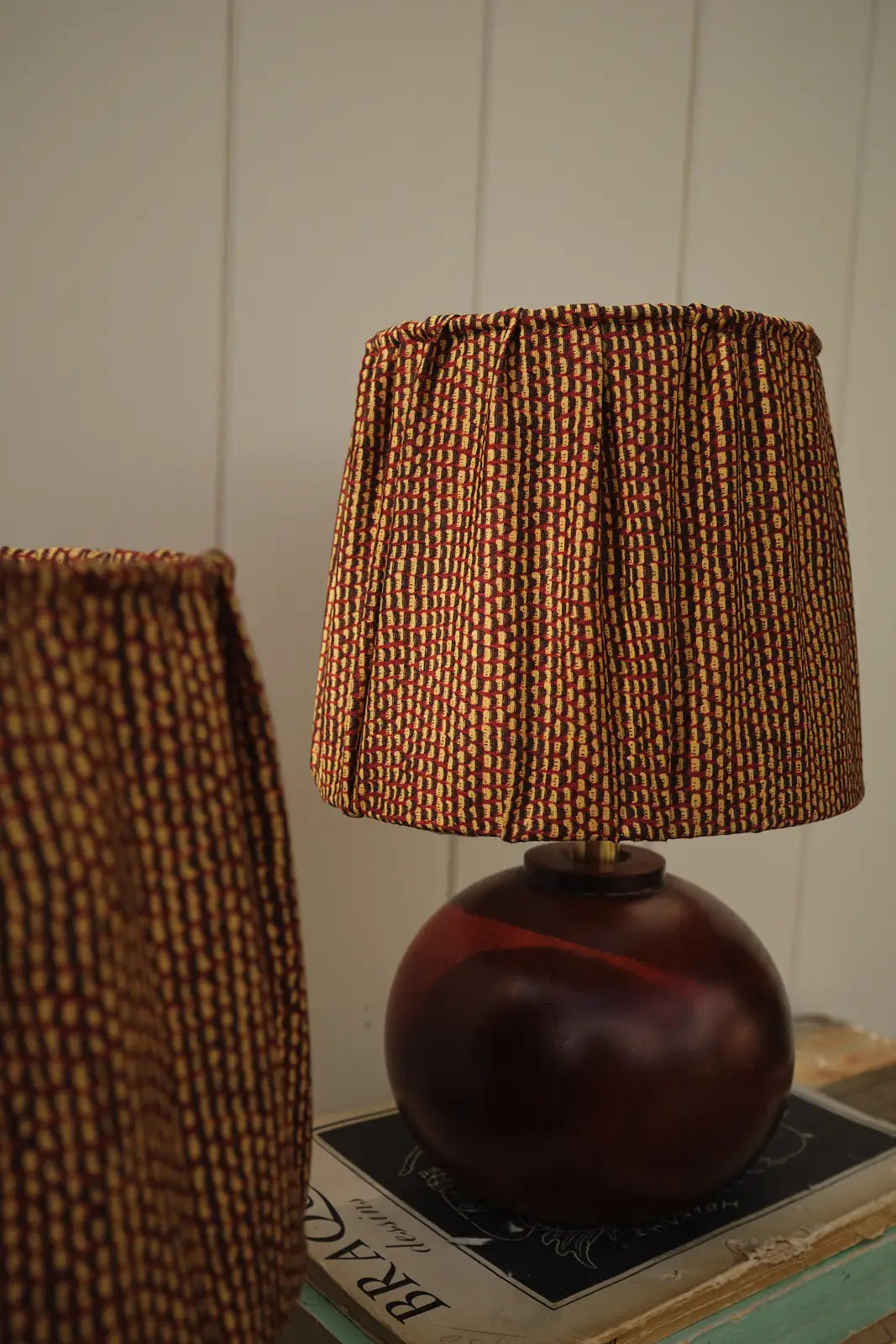 Paire de lampes pied boule en bois