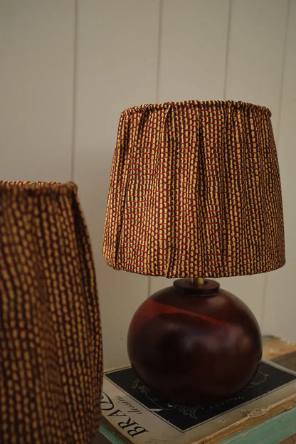 Paire de lampes pied boule en bois