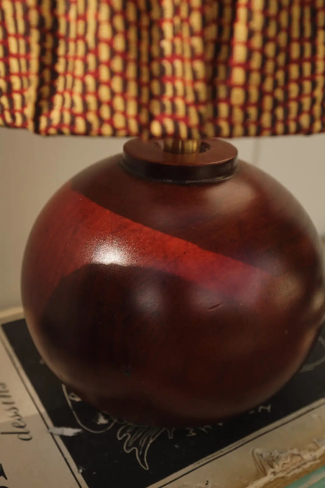 Paire de lampes pied boule en bois