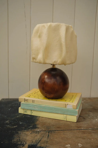 Lampe pied boule en bois et abat jour jaune