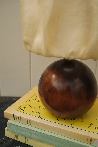 Lampe pied boule en bois et abat jour jaune