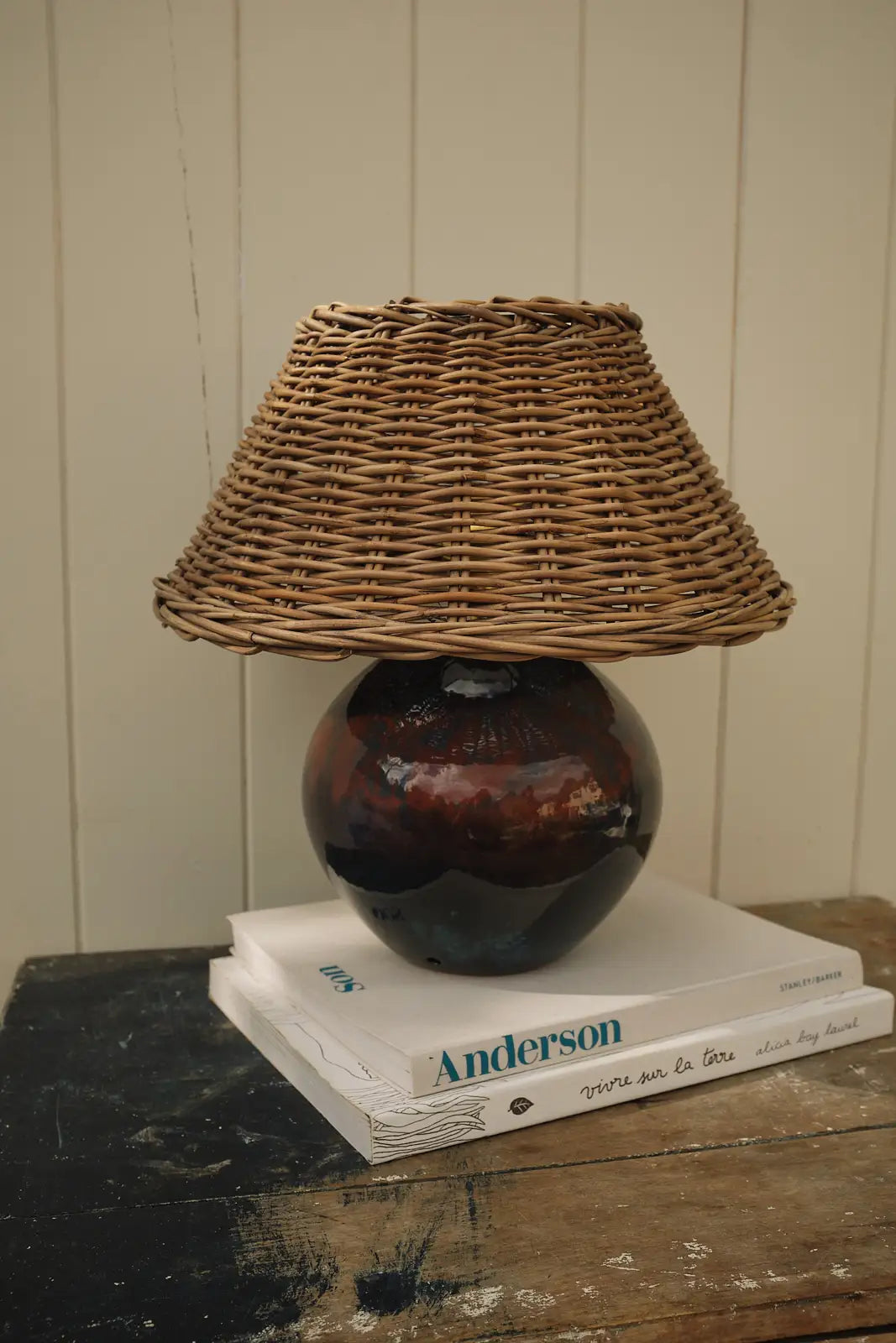 Lampe en céramique abat jour osier