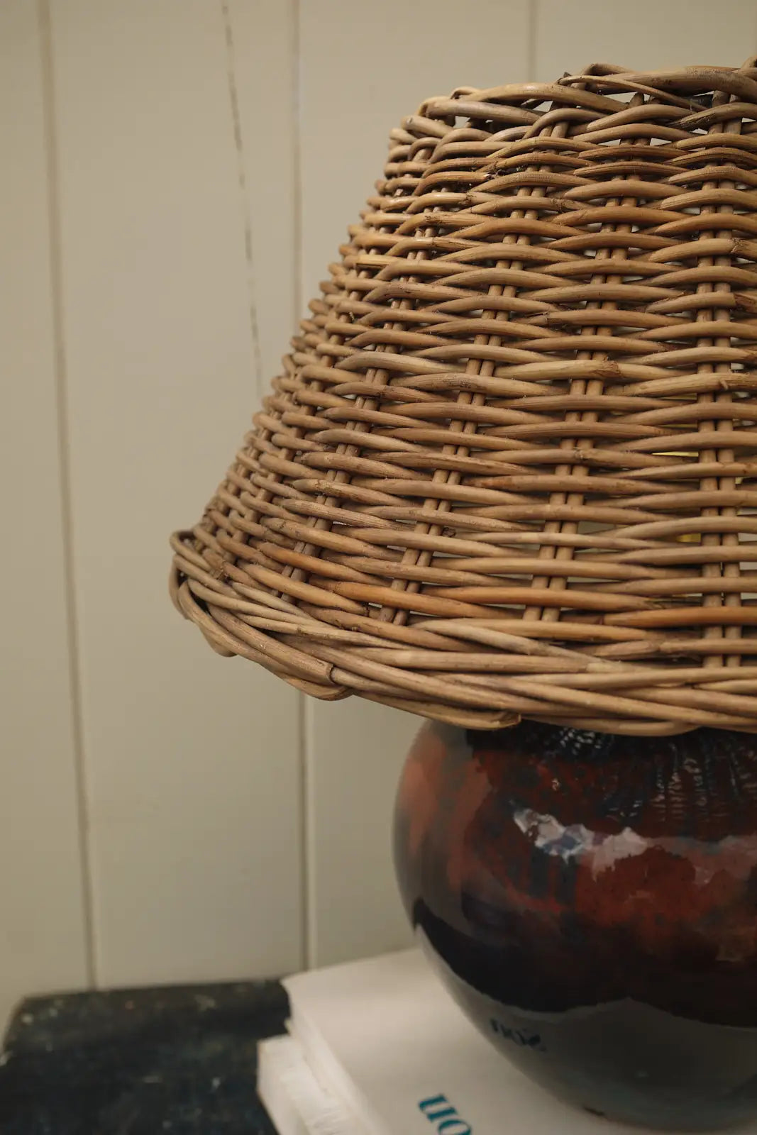 Lampe en céramique abat jour osier