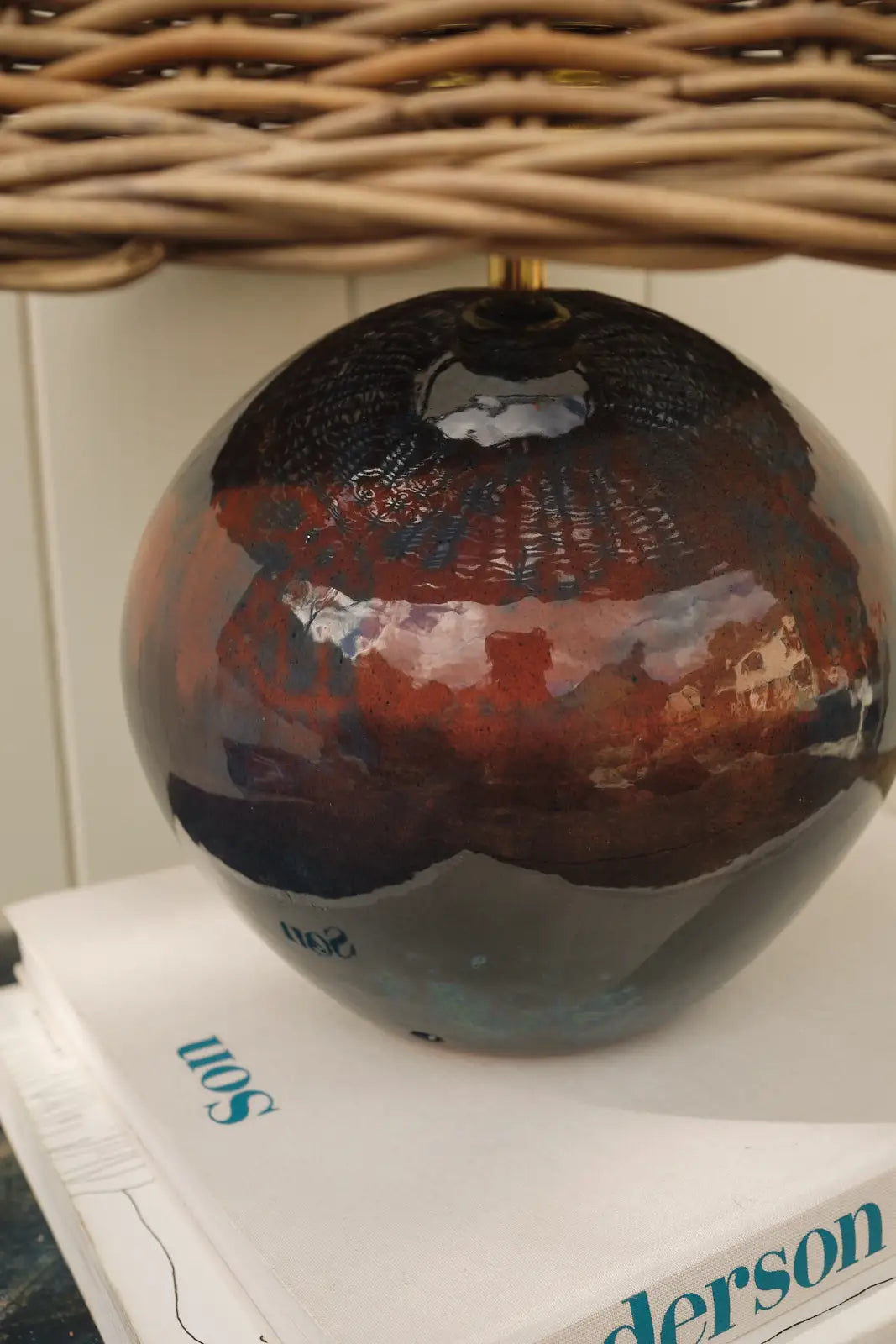 Lampe en céramique abat jour osier