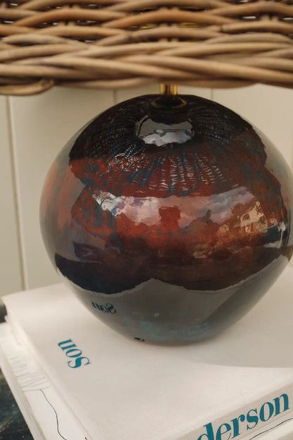 Lampe en céramique abat jour osier