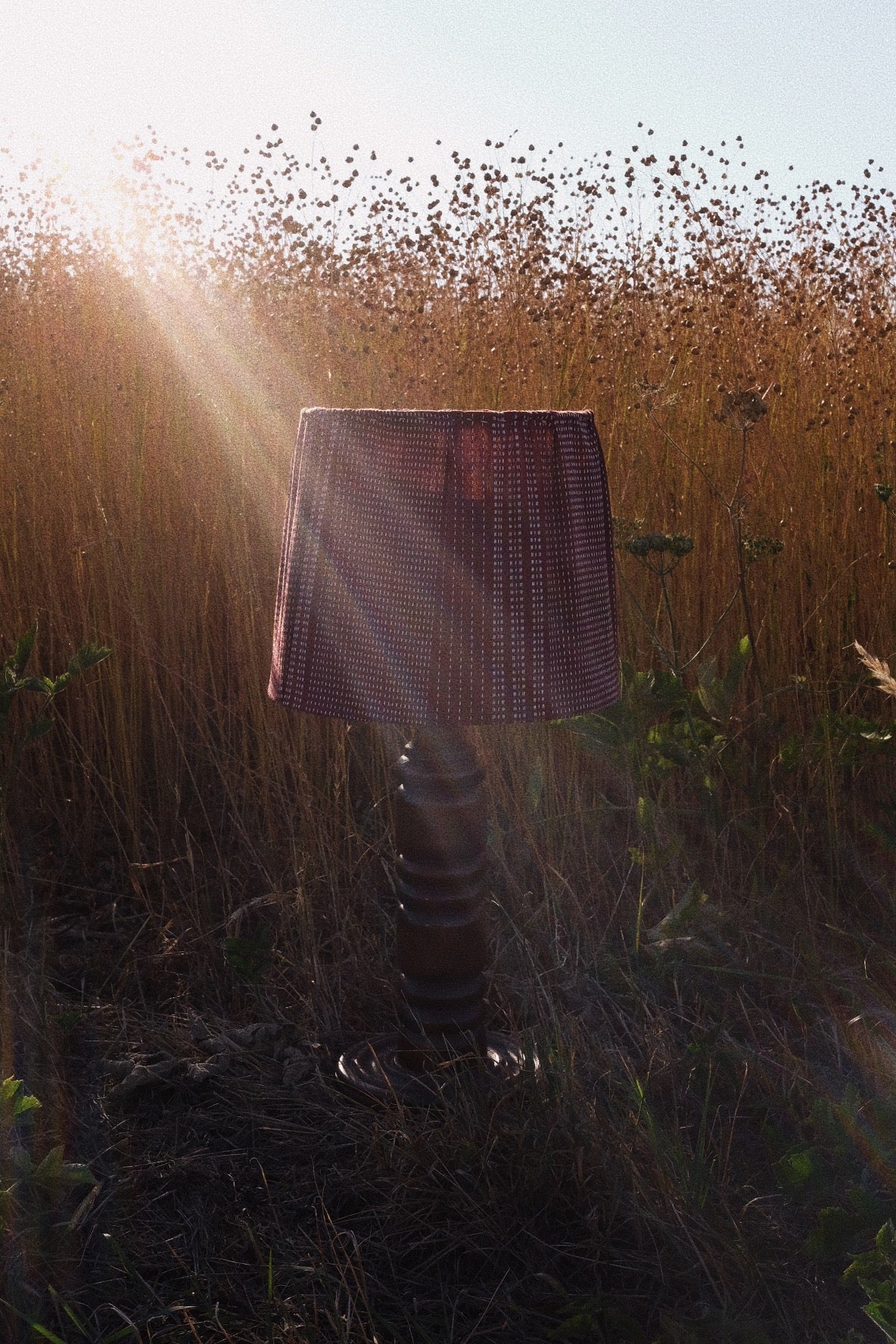 Lampe en bois et tissu brodé