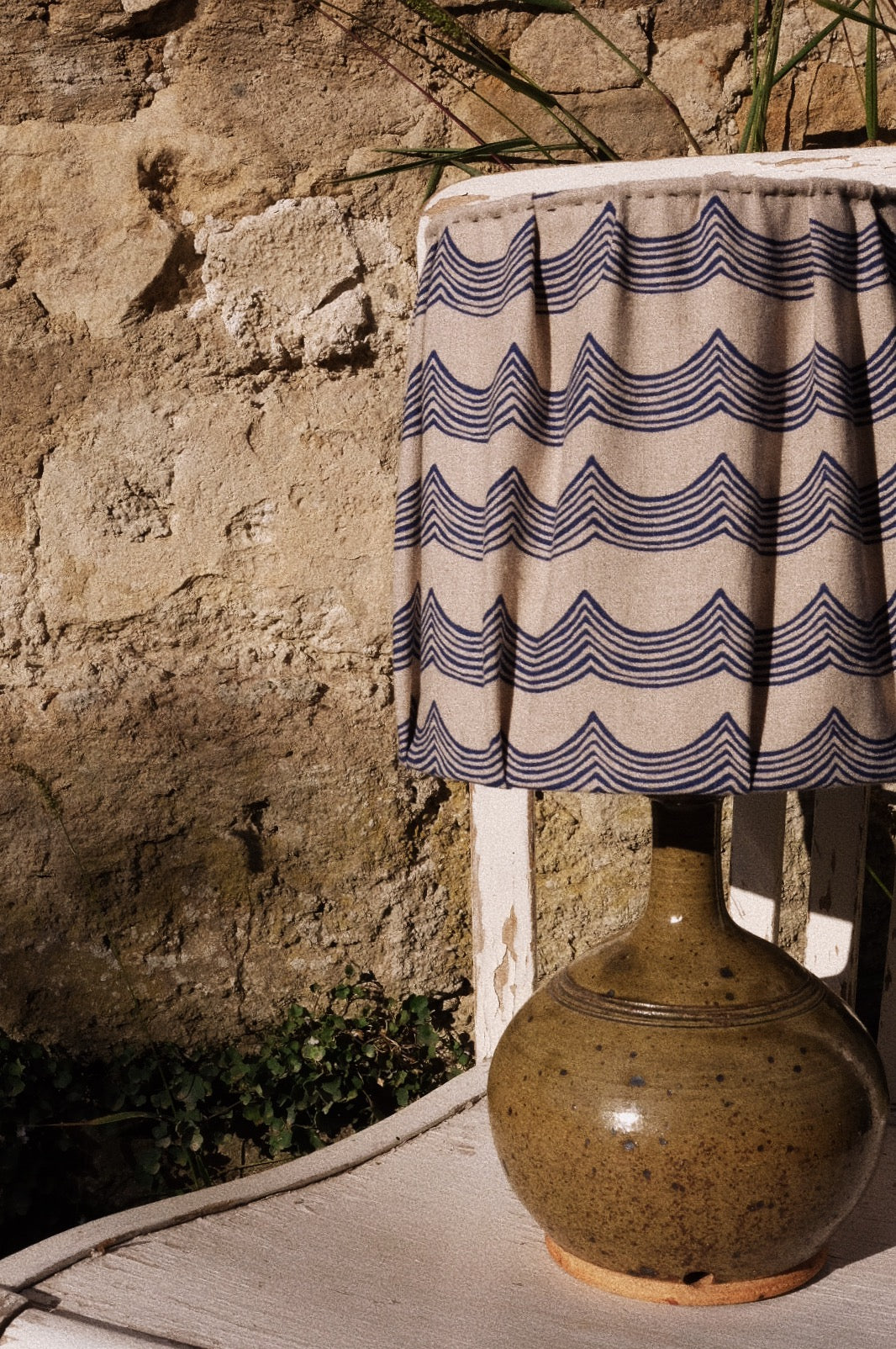 Lampe en grès abat jour vagues