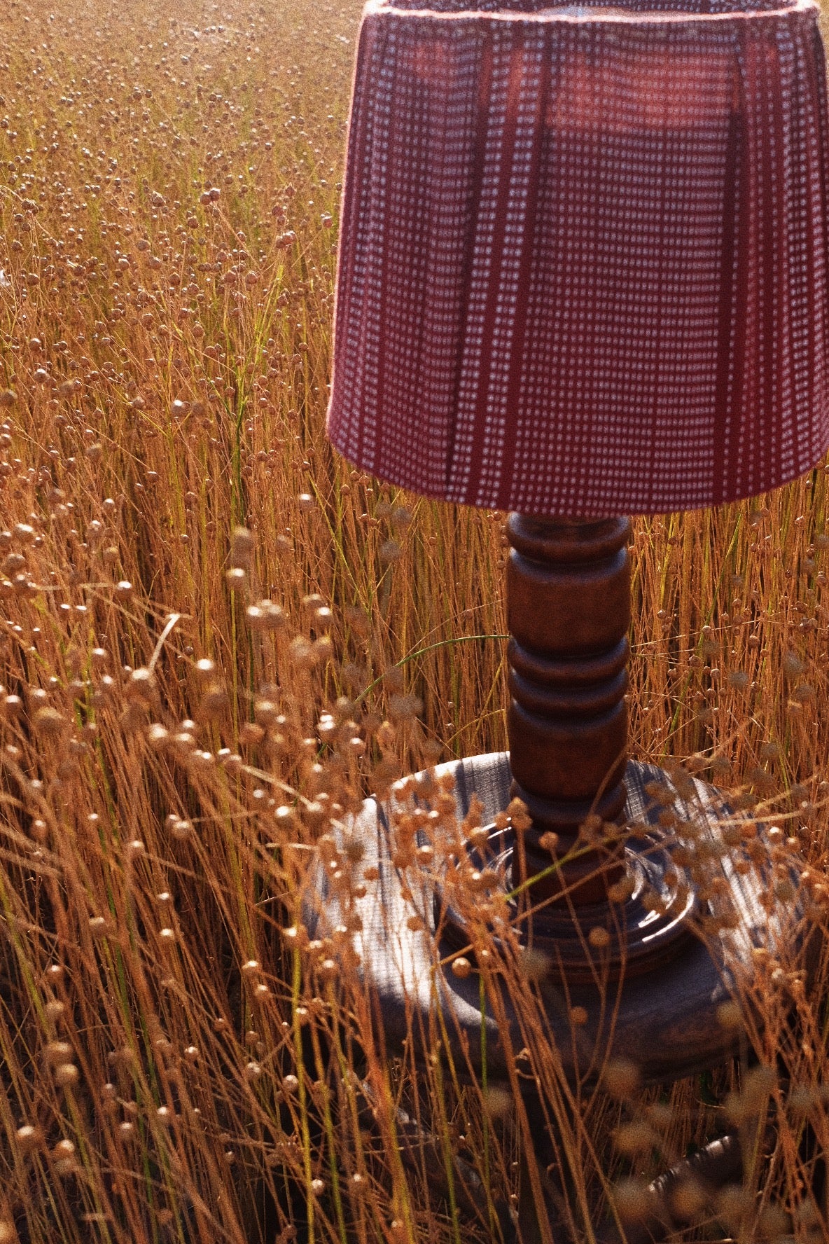 Lampe en bois et tissu brodé
