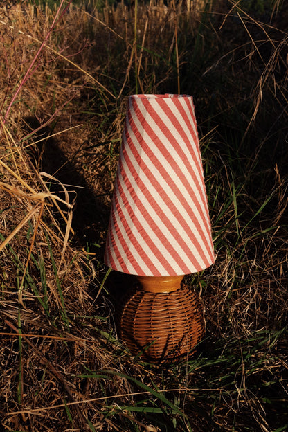 Lampe en osier et abat jour rayé