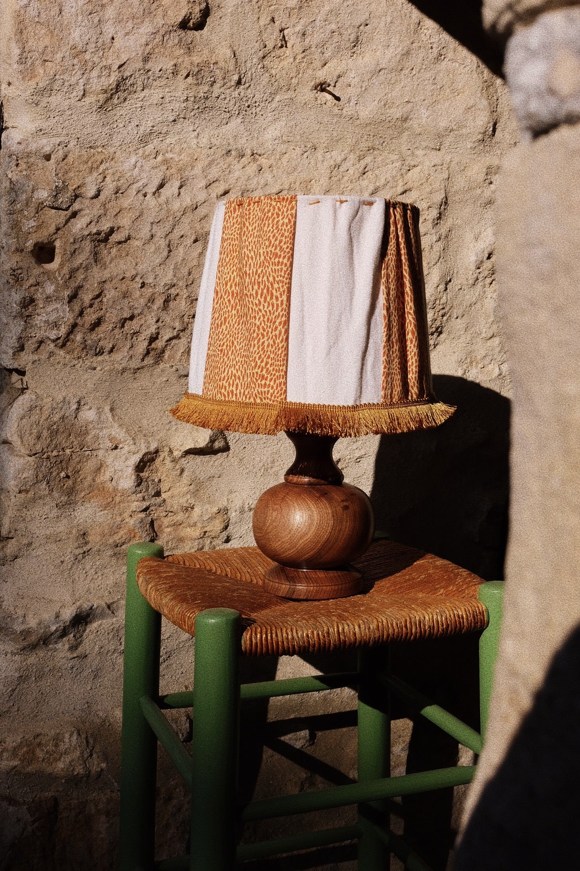 Lampe en bois et tissu moucheté
