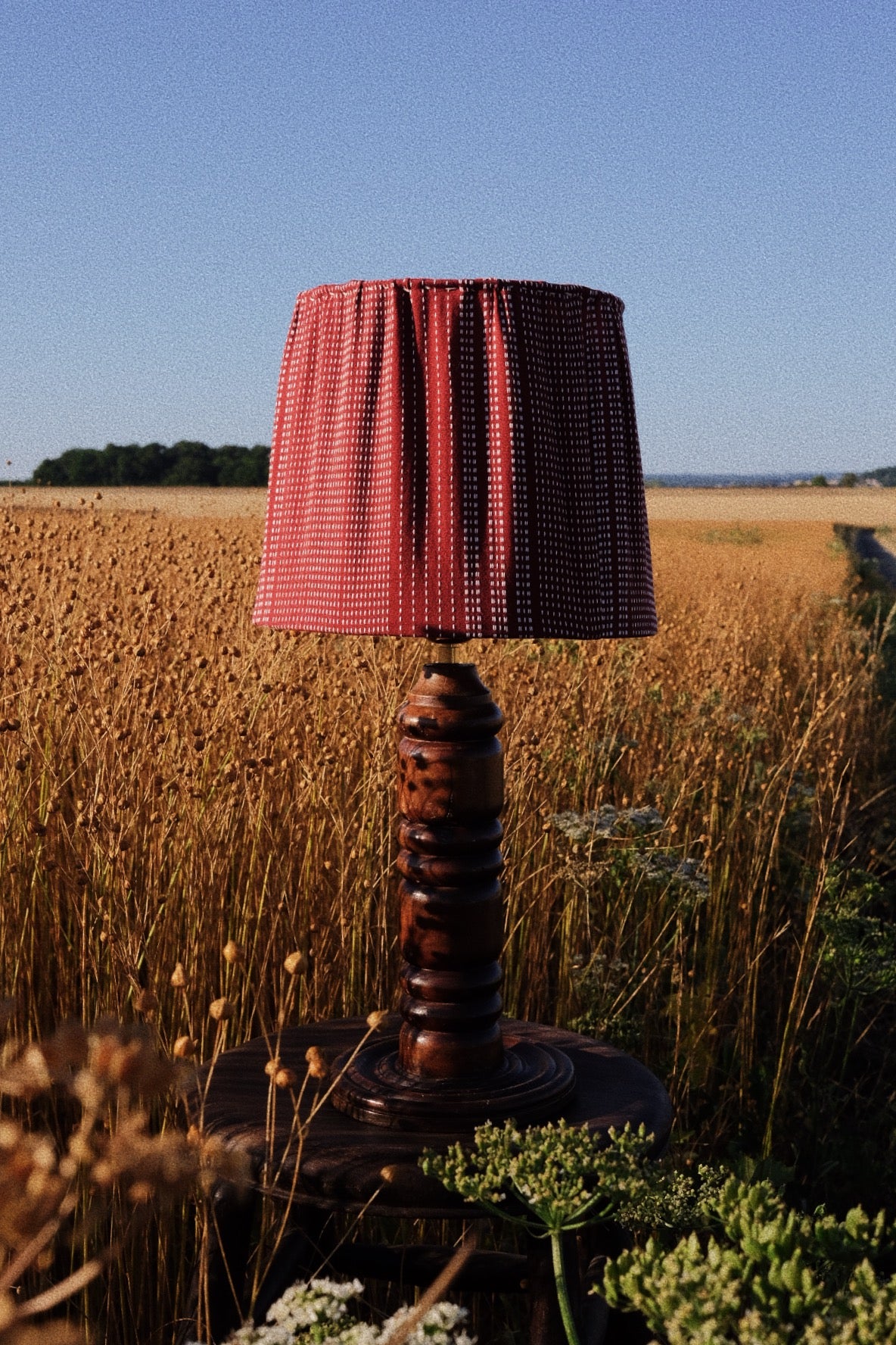 Lampe en bois et tissu brodé