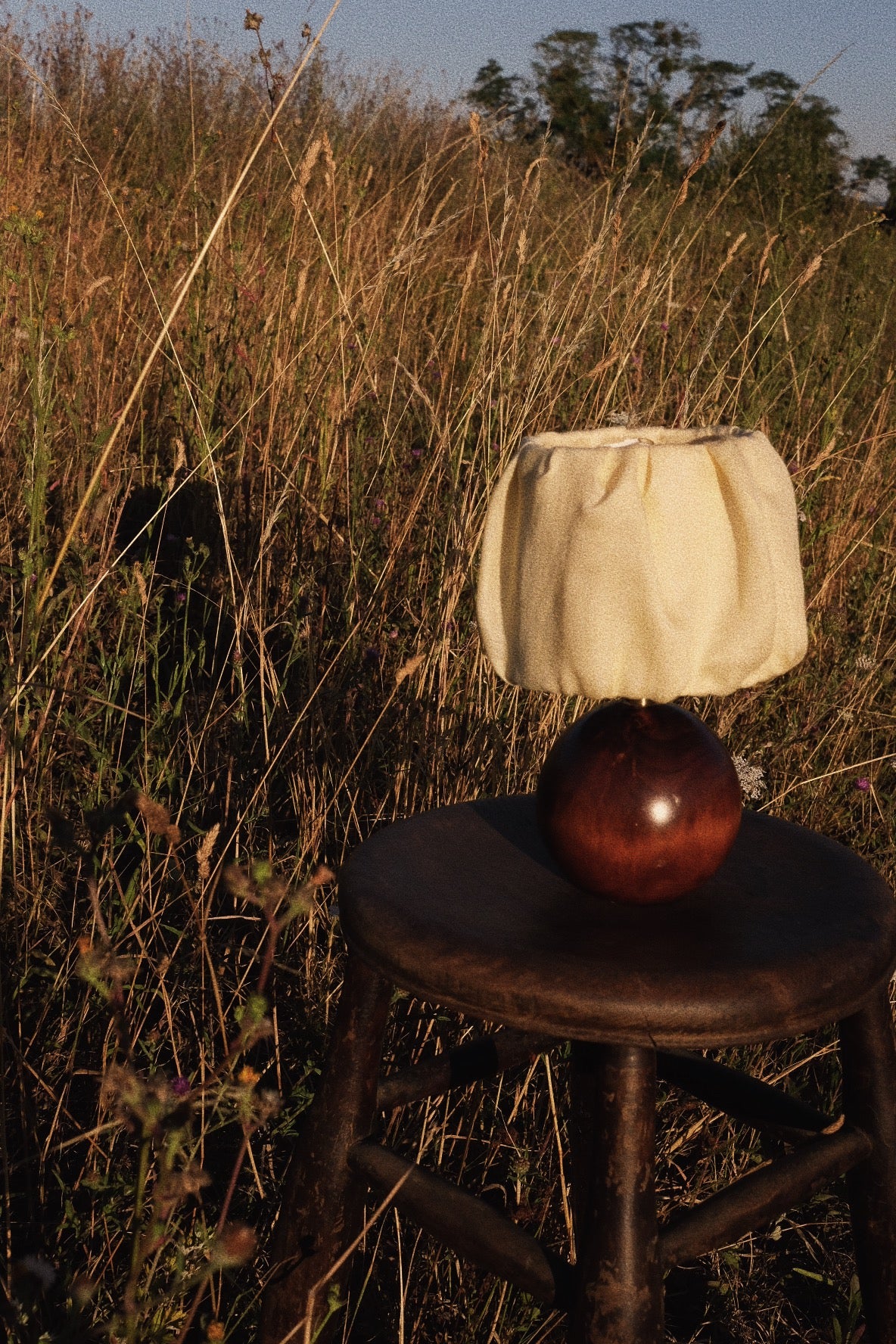 Lampe pied boule en bois et abat jour jaune